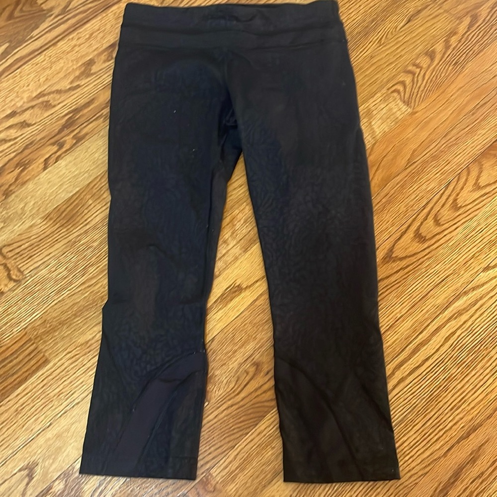 black lululemon Capri